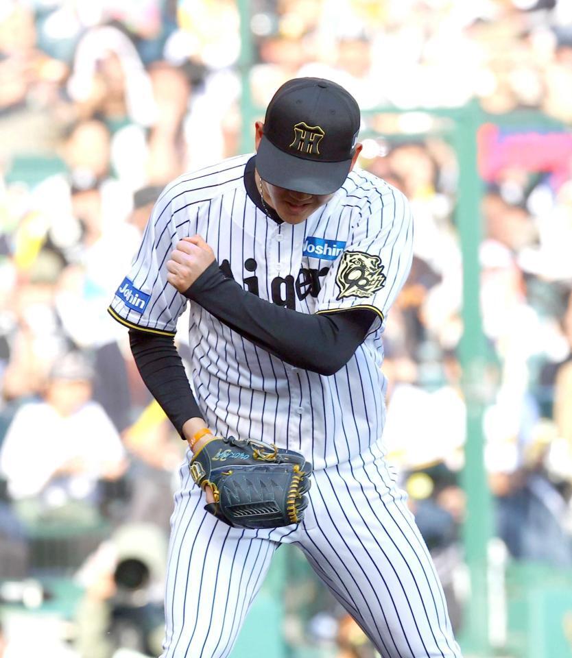 　８回、満塁のピンチを無失点に抑えガッツポーズを見せる及川（撮影・山口登）