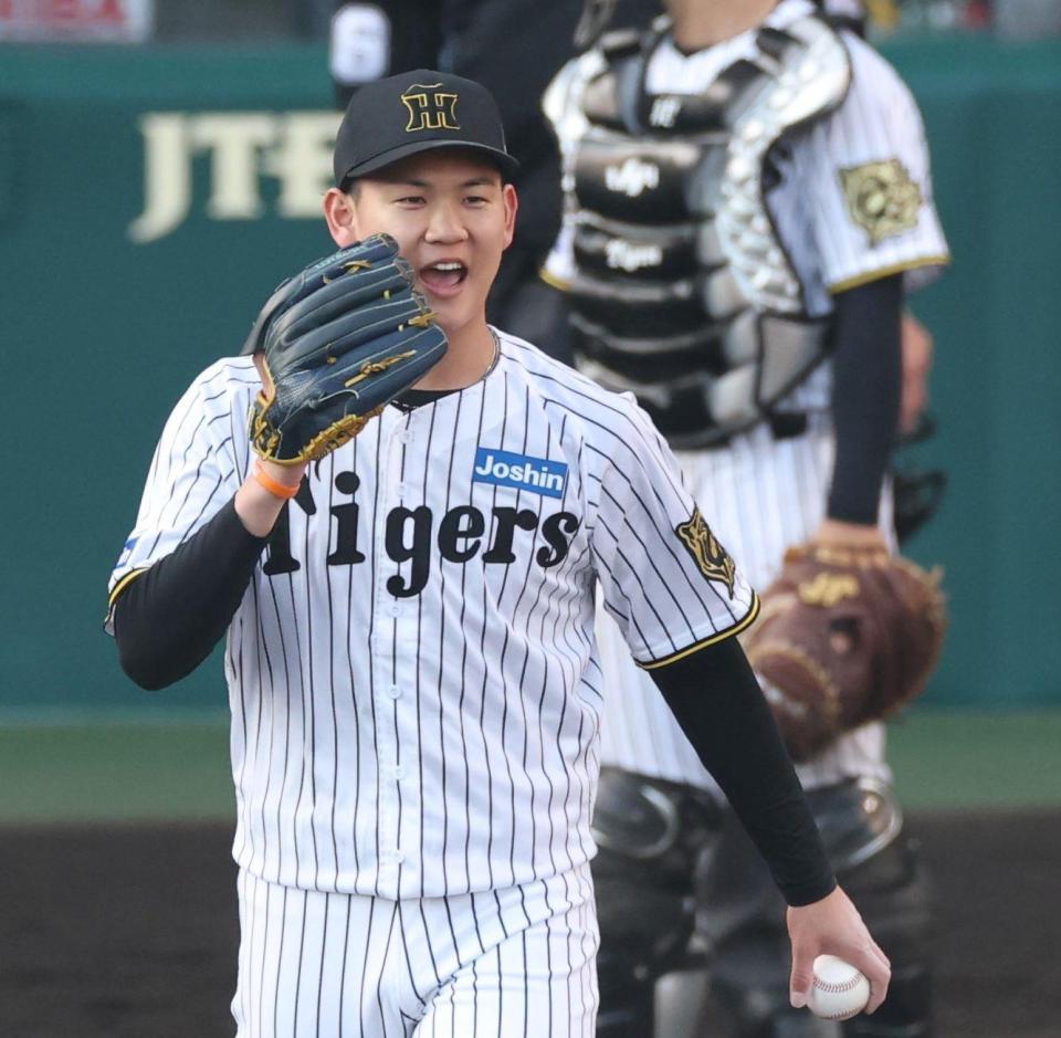 　８回、キャベッジの打球を好捕した小幡に声をかける及川（撮影・中田匡峻）