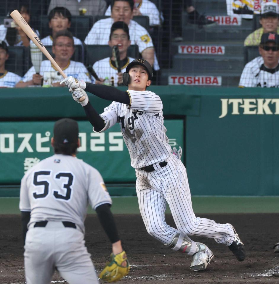 　８回、高梨（５３）から犠飛を放つ小幡（撮影・中田匡峻）