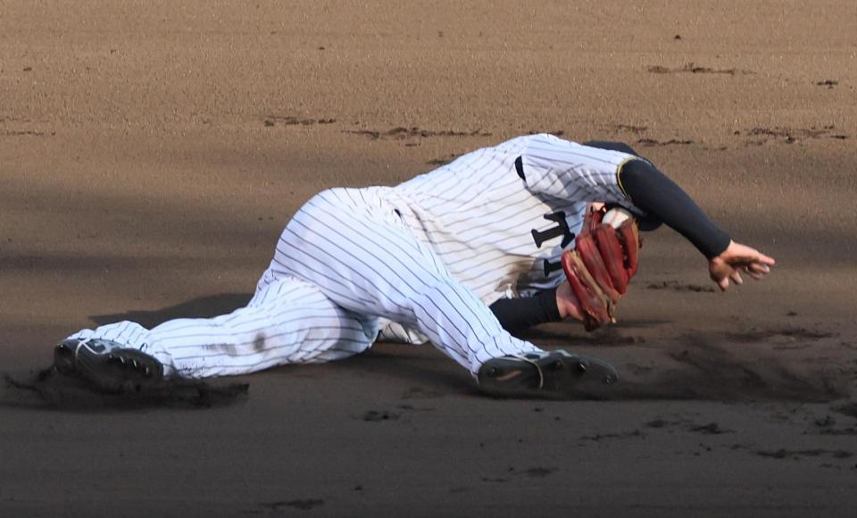 　８回、キャベッジの打球を好捕する小幡（撮影・立川洋一郎）