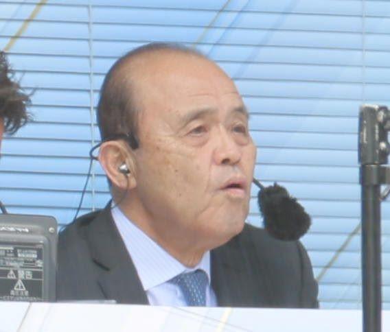 　解説ブースに座る岡田彰布オーナー付顧問（撮影・北村雅宏）