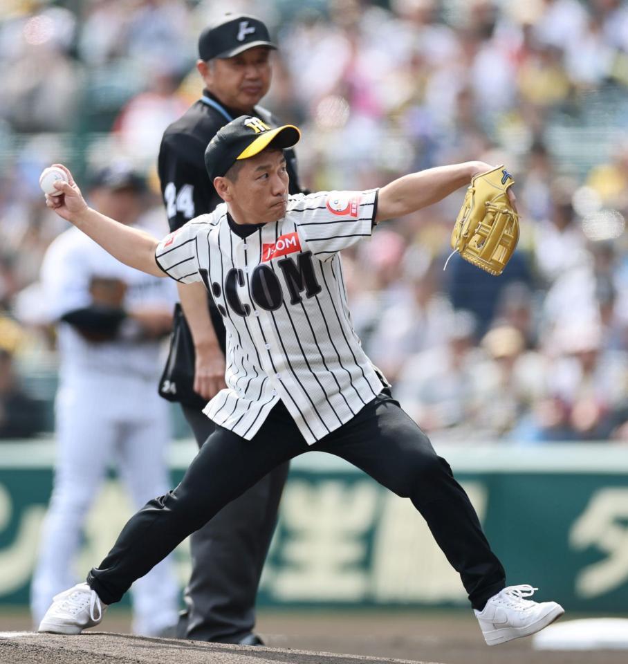 　始球式をする、ますだおかだ・増田（撮影・田中太一）