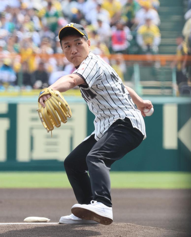 　始球式を務めるますだおかだ・増田英彦（撮影・立川洋一郎）