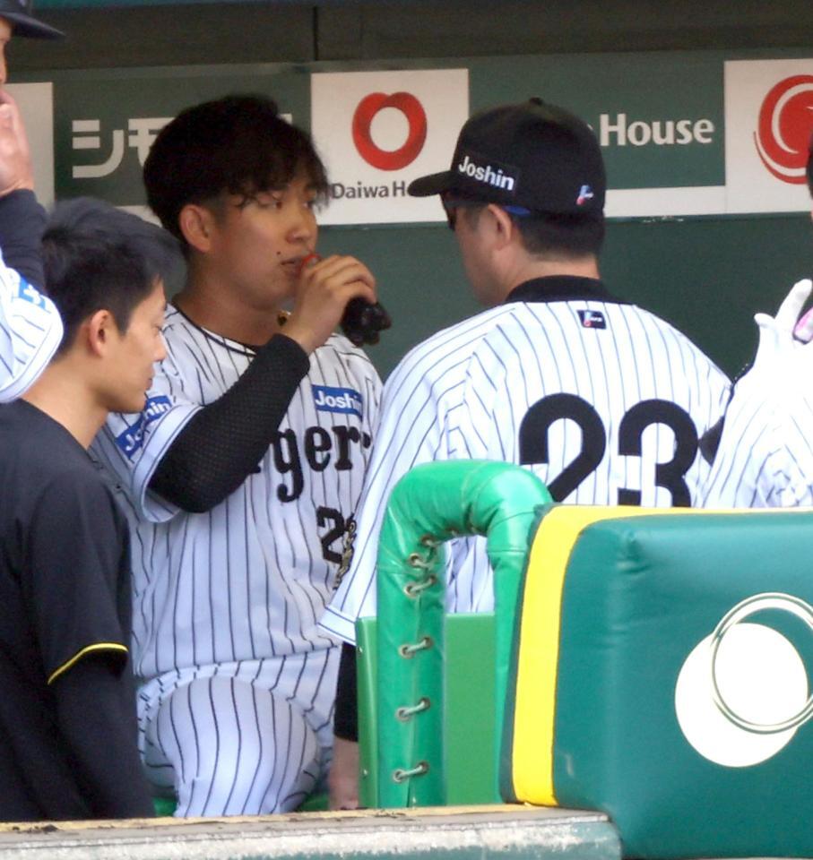 　６回終え、ベンチに戻った伊原は安藤コーチ（右）と話をする（撮影・山口登）