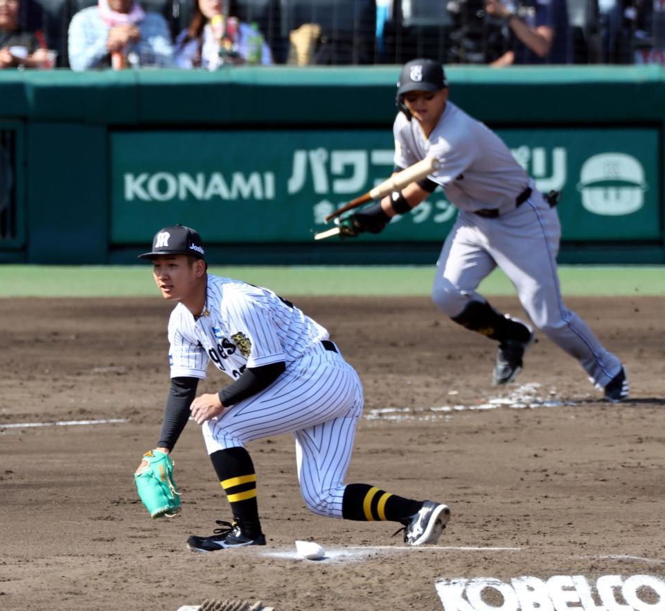 　３回、伊原は吉川の二塁ゴロで同点に追いつかれる（撮影・山口登）