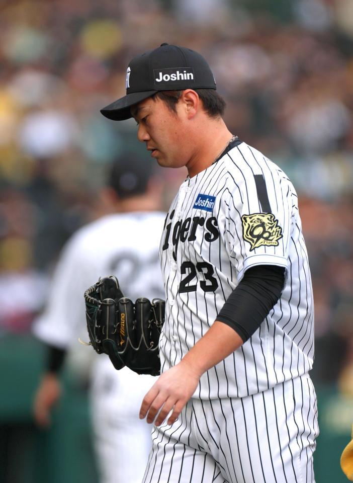 　８回途中、ケガの治療のためにベンチへ戻る桐敷（撮影・北村雅宏）