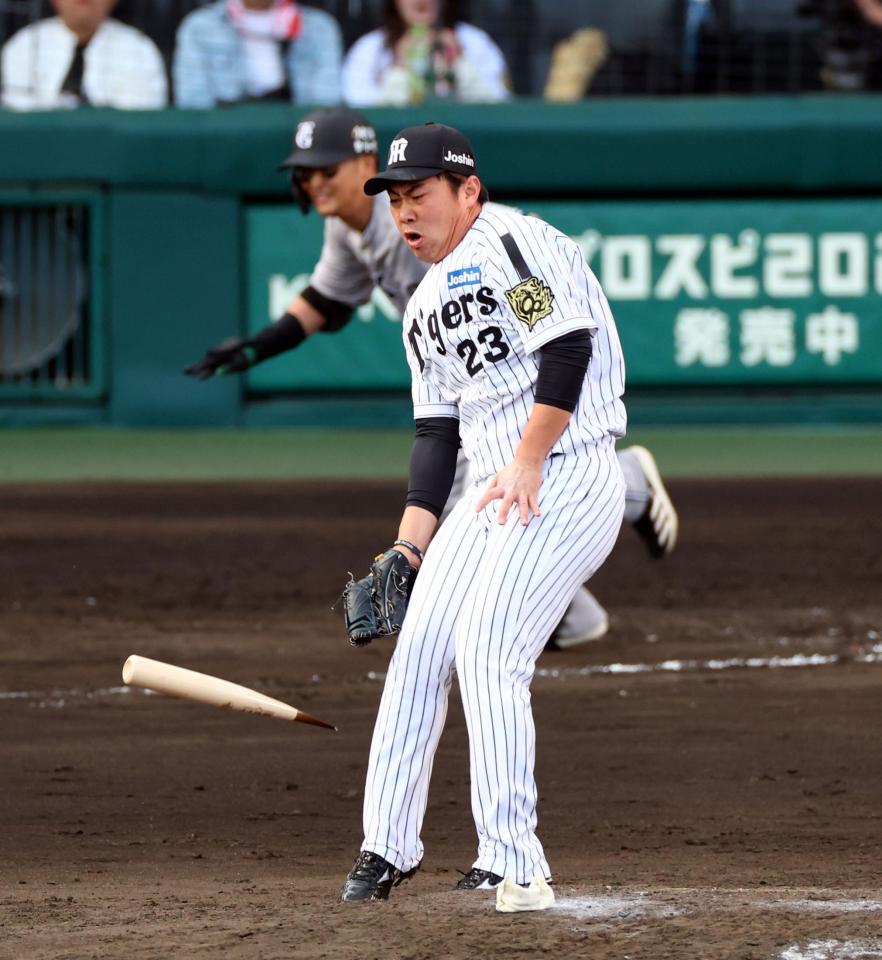 阪神 桐敷拓馬に折れたバットが直撃するアクシデント 甲子園が騒然