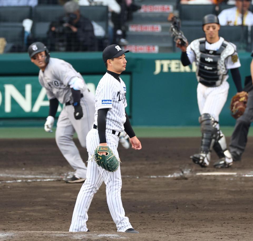 　９回、岩崎は岸田に勝ち越しを許す（撮影・山口登）