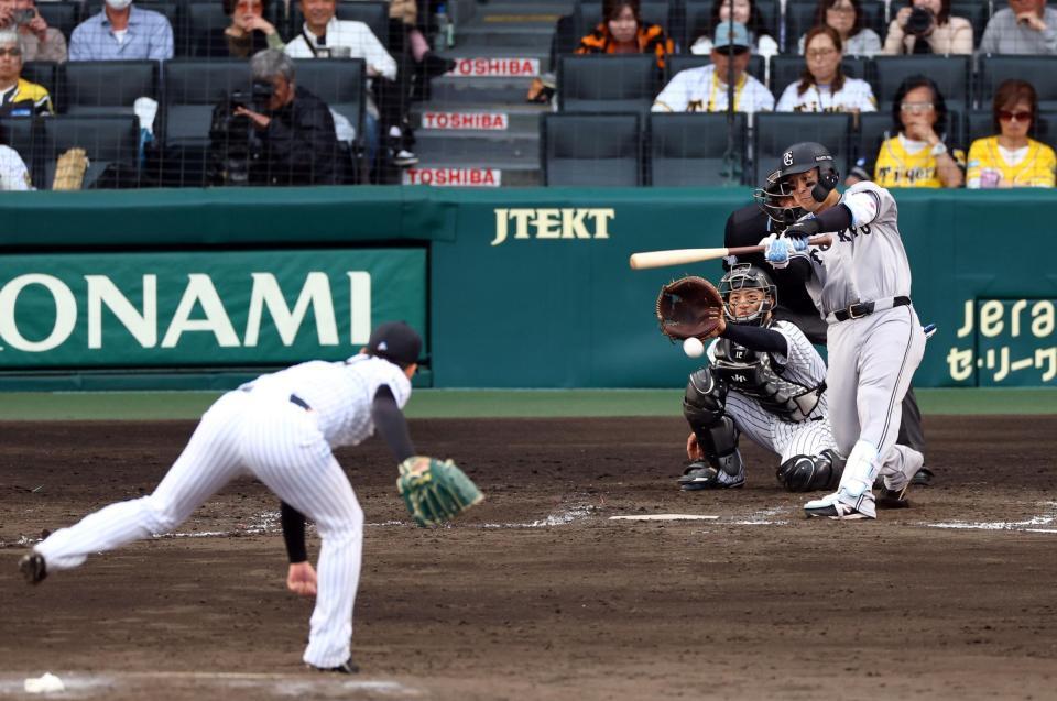 　９回、左前に勝ち越し適時打を放つ岸田（投手・岩崎、捕手・坂本）＝撮影・山口登