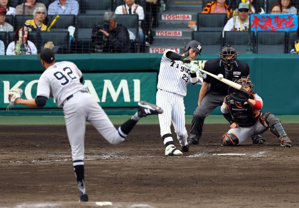 　９回、右翼線に二塁打を放つ木浪（投手・マルティネス、捕手・甲斐）＝撮影・山口登