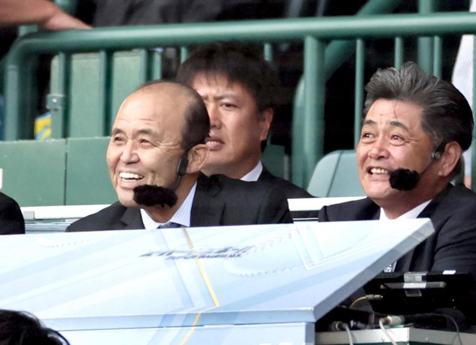 　阪神対巨人戦の解説をする岡田彰布・オーナー付顧問（右）と工藤公康氏（撮影・田中太一）