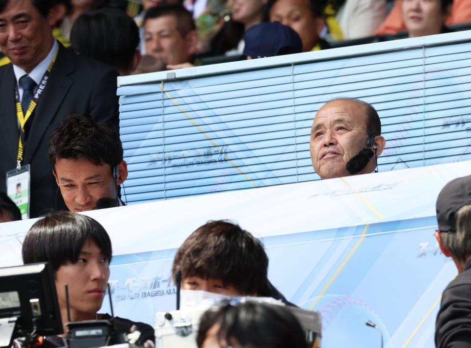 　テレビの実況席に座って観戦する岡田彰布オーナー付顧問（右）＝撮影・立川洋一郎