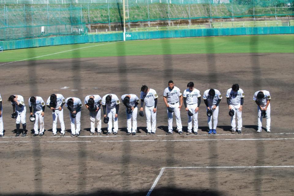 　訪れたファンに感謝の礼をする阪神２軍