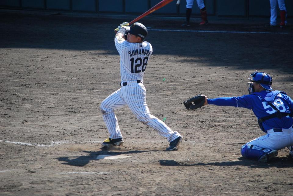 　右中間に二塁打を放つ嶋村