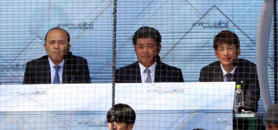 　ＡＢＣテレビの解説する（左から）岡田彰布オーナー付顧問、工藤公康氏、能見篤氏（撮影・山口登）