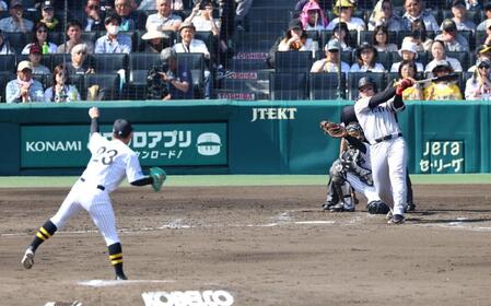　３回、岡本は空振り三振に倒れる（投手・伊原、捕手・坂本）＝撮影・山口登