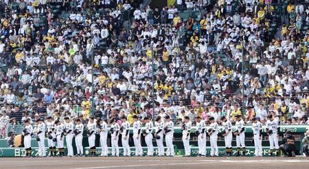 　試合前、黙とうする阪神・藤川球児監督、ナイン