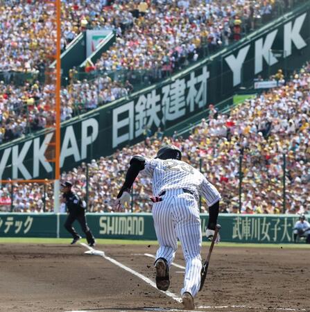 　１回、左前へ先制適時打を放ち一塁へ駆ける大山（撮影・立川洋一郎）