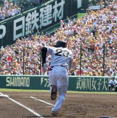 　１回、左前へ先制適時打を放ち一塁へ駆ける大山（撮影・立川洋一郎）