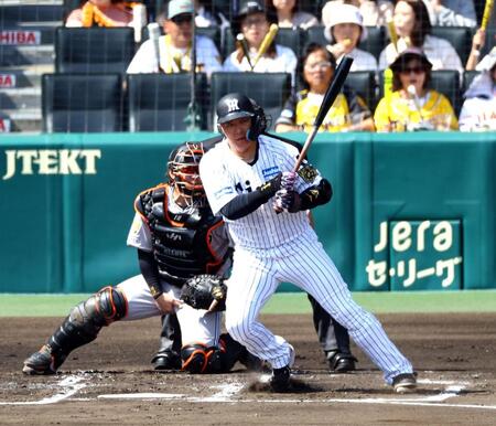 　１回、左前に先制適時打を放つ大山（撮影・山口登）