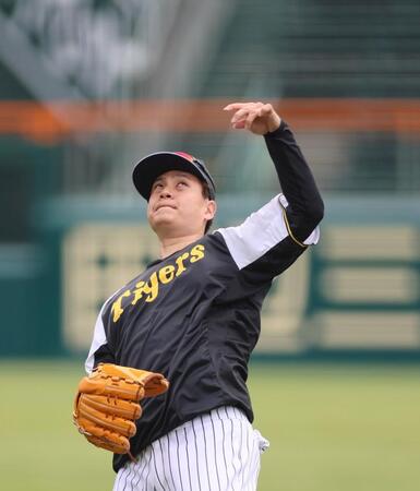 　緩やかなボールを投じる大竹（撮影・北村雅宏）