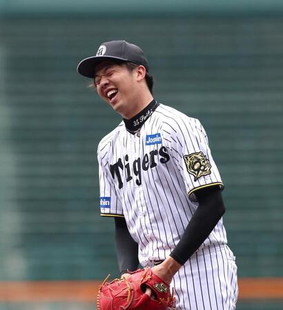 　投内連係で表情を崩す才木（撮影・北村雅宏）