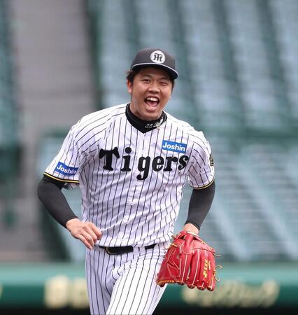 　投内連係で声を出す才木（撮影・北村雅宏）