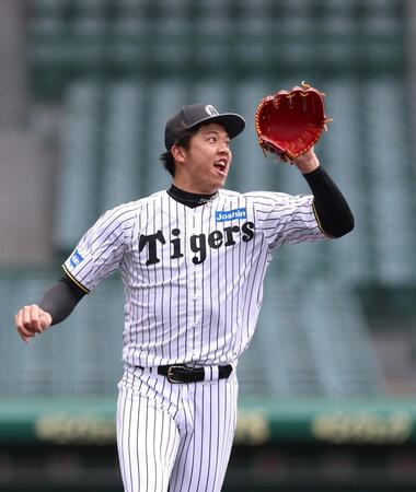　投内連係で声を出す才木（撮影・北村雅宏）