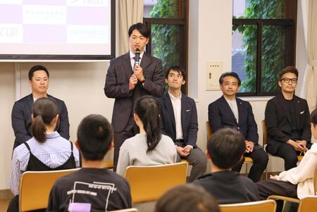 　教育プログラム「未来につなぐプロジェクト」に参加し子どもたちの前で話をする近本（撮影・立川洋一郎）