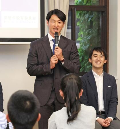 　教育プログラム「未来につなぐプロジェクト」に参加し子どもたちの前で話をする近本。右は高島崚輔・芦屋市長（撮影・立川洋一郎）