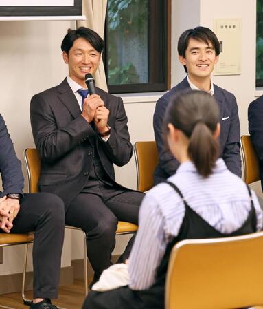 　教育プログラム「未来につなぐプロジェクト」に参加し子どもたちの前で話をする近本。右は高島崚輔・芦屋市長（撮影・立川洋一郎）