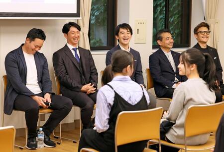 　教育プログラム「未来につなぐプロジェクト」に参加した近本（左から２人目）ら（撮影・立川洋一郎）