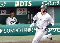 　９回、岸田（手前）に勝ち越し打を打たれ、ベンチの藤川監督はグラウンドを見つめる（撮影・山口登）