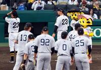 　巨人に敗れ、試合後のあいさつに整列する藤川監督（右）＝撮影・山口登