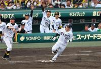 　９回、右翼線に二塁打を放つ木浪（撮影・山口登）