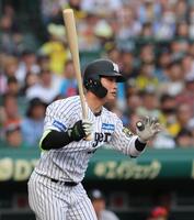 　９回、二塁打を放つ木浪（撮影・北村雅宏）