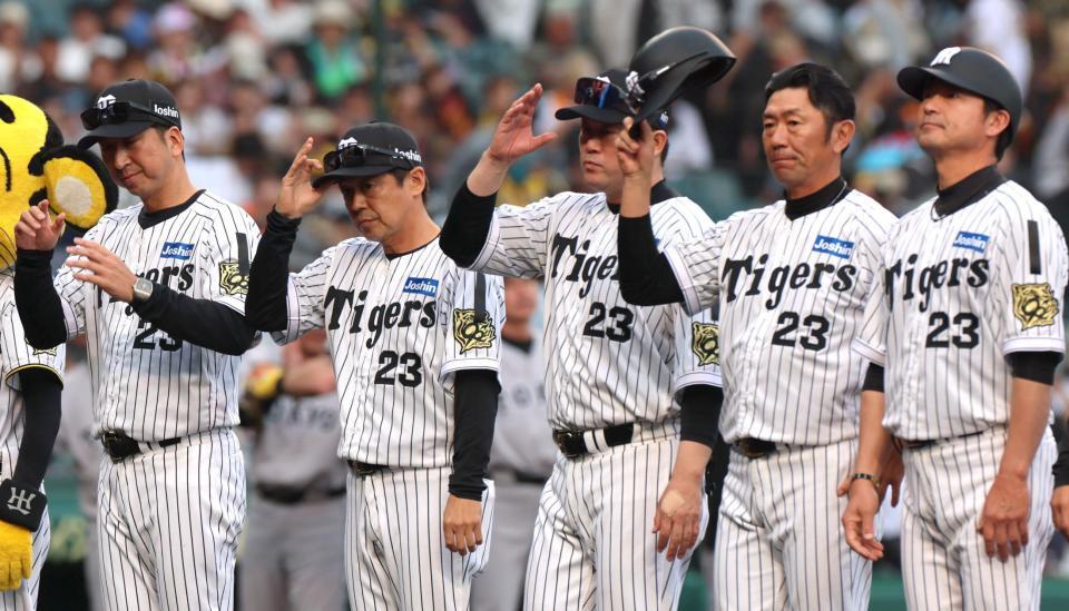 　連勝がストップし、整列する藤川監督（左端）＝撮影・北村雅宏