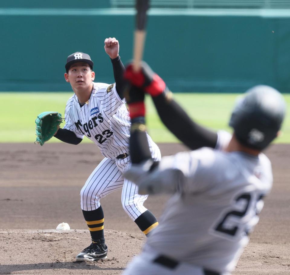 　１回、岡本を右飛に仕留める伊原（撮影・立川洋一郎）