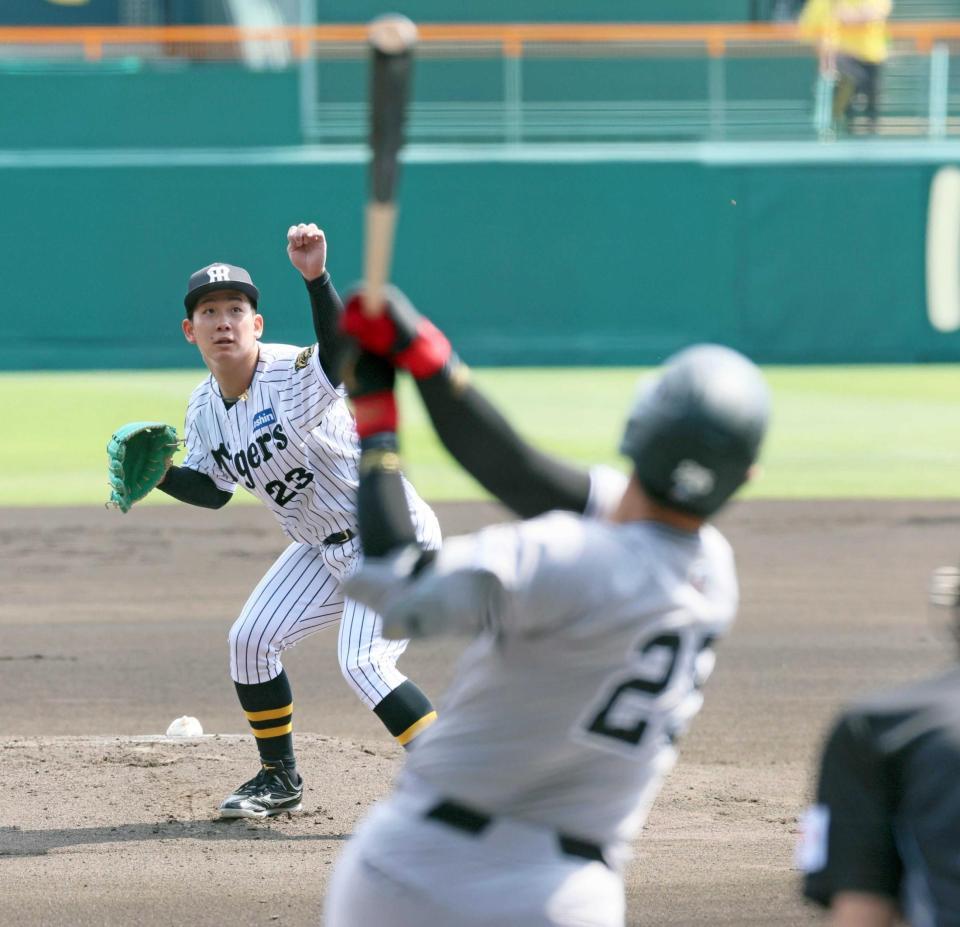 　１回、岡本を右飛に仕留める伊原（撮影・立川洋一郎）