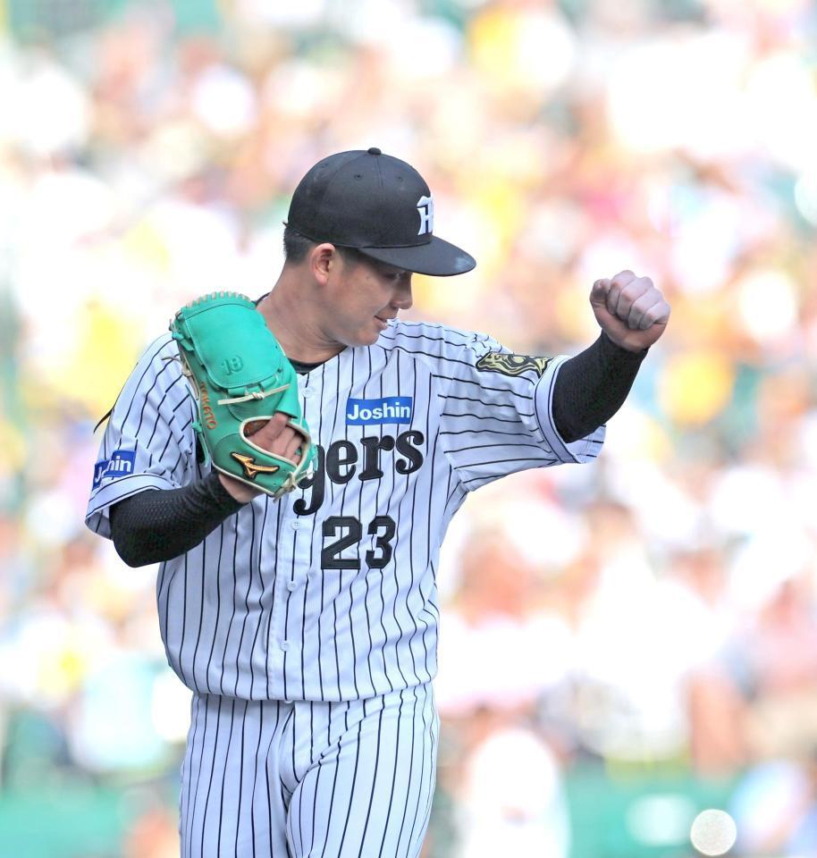 　６回、巨人打線を三者凡退に抑えて拳を突き出す伊原（撮影・北村雅宏）