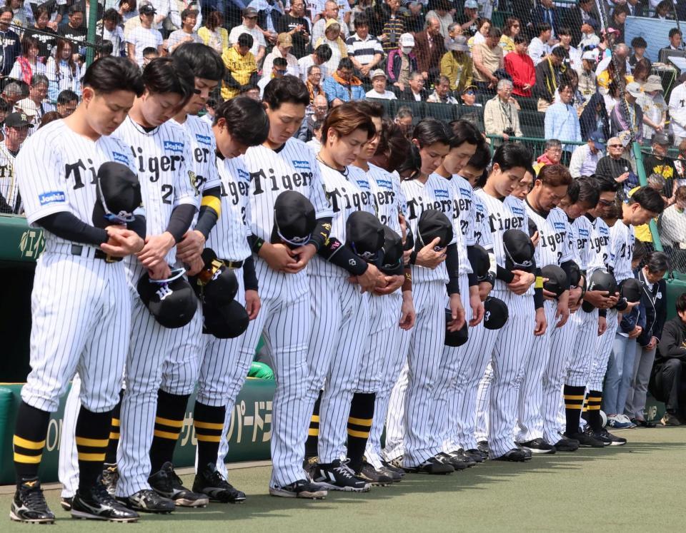 　試合前、故・吉田義男氏のご冥福をお祈りして黙とうを捧げる阪神ナイン（撮影・北村雅宏）