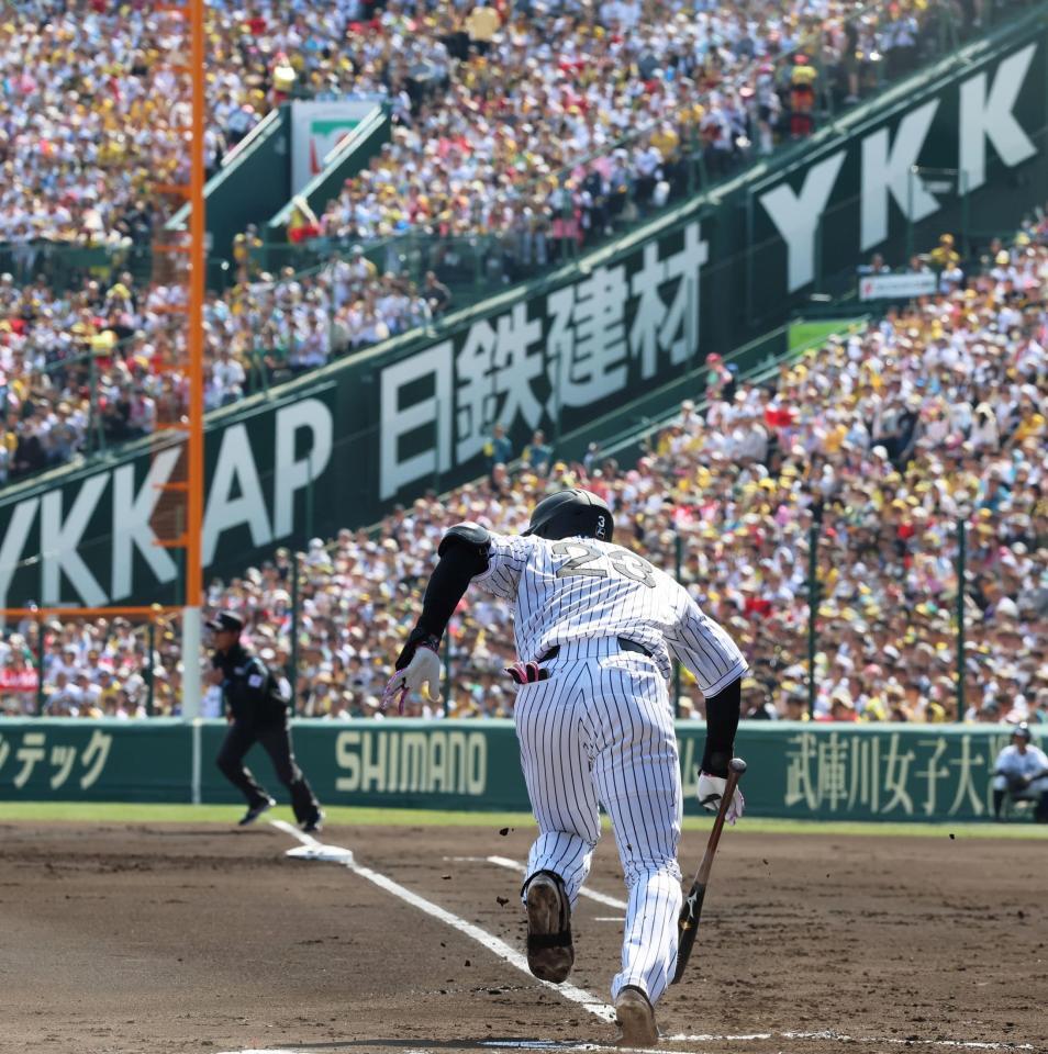 　１回、左前へ先制適時打を放ち一塁へ駆ける大山（撮影・立川洋一郎）