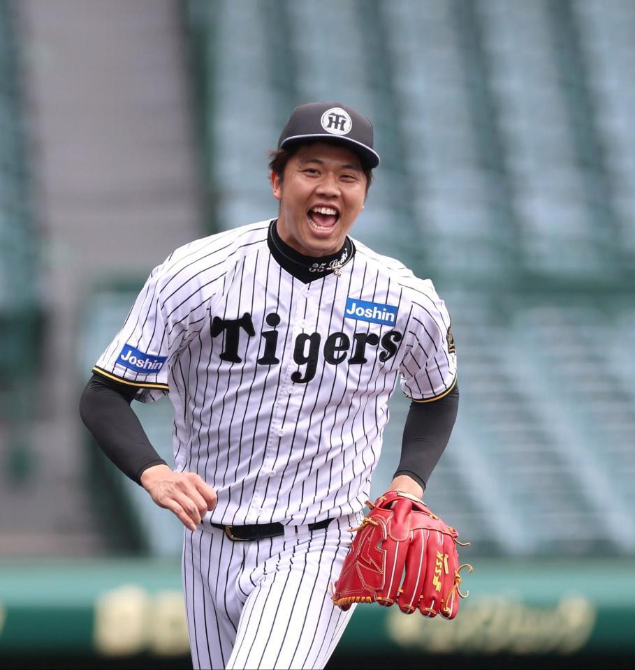 　投内連係で声を出す才木（撮影・北村雅宏）