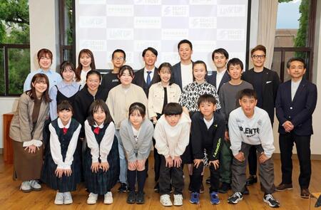 　教育プログラム「未来につなぐプロジェクト」に参加し、子どもたちと写真に納まる近本（後列中央）