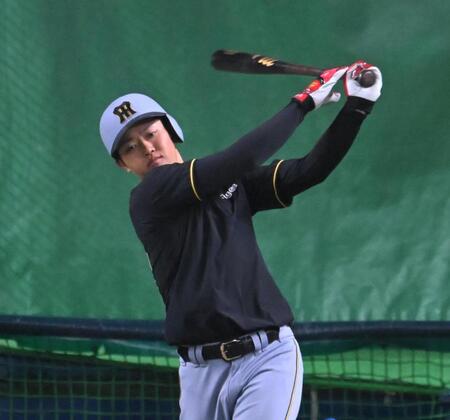 　素振りする中川（撮影・飯室逸平）