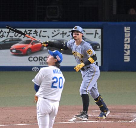 　４回、涌井から９号同点ソロを放つ佐藤輝（撮影・飯室逸平）