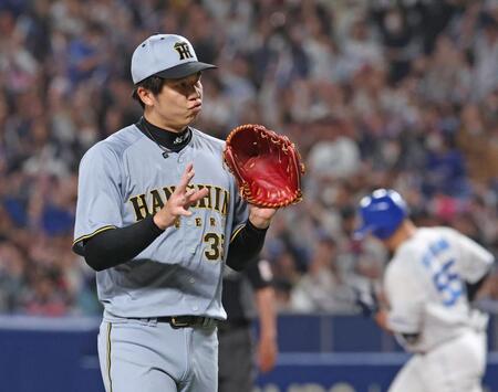 　２回、細川（奥）に左越えへ先制ソロを浴びた才木（撮影・中田匡峻）