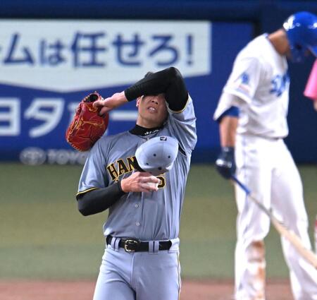 　５回、マウンドで汗をぬぐう才木（撮影・飯室逸平）