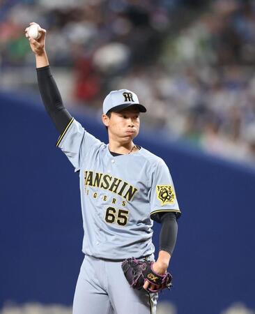 　７回、気合の入った表情でマウンドに上がる湯浅（撮影・中田匡峻）