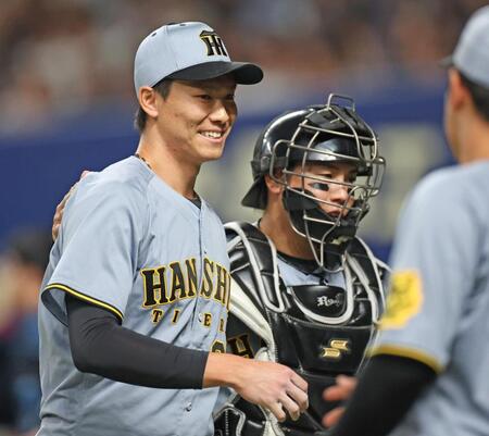 　７回を投げ終え、梅野（右）に声をかけられ、表情が緩む湯浅（撮影・中田匡峻）